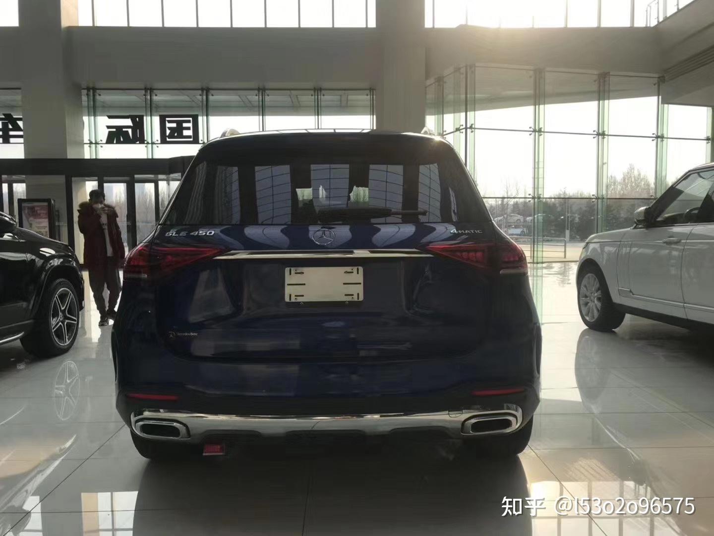 amg高性能方向盘 amg高性能方向盘由黑色nappa皮革包覆,将多功能,高