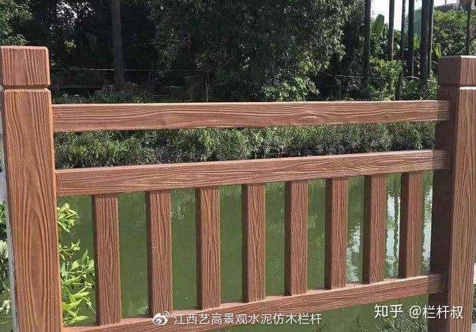 栏杆叔智彷穆:仿木水泥预制栏杆厂家池塘护栏安装,提升乡村建设颜值