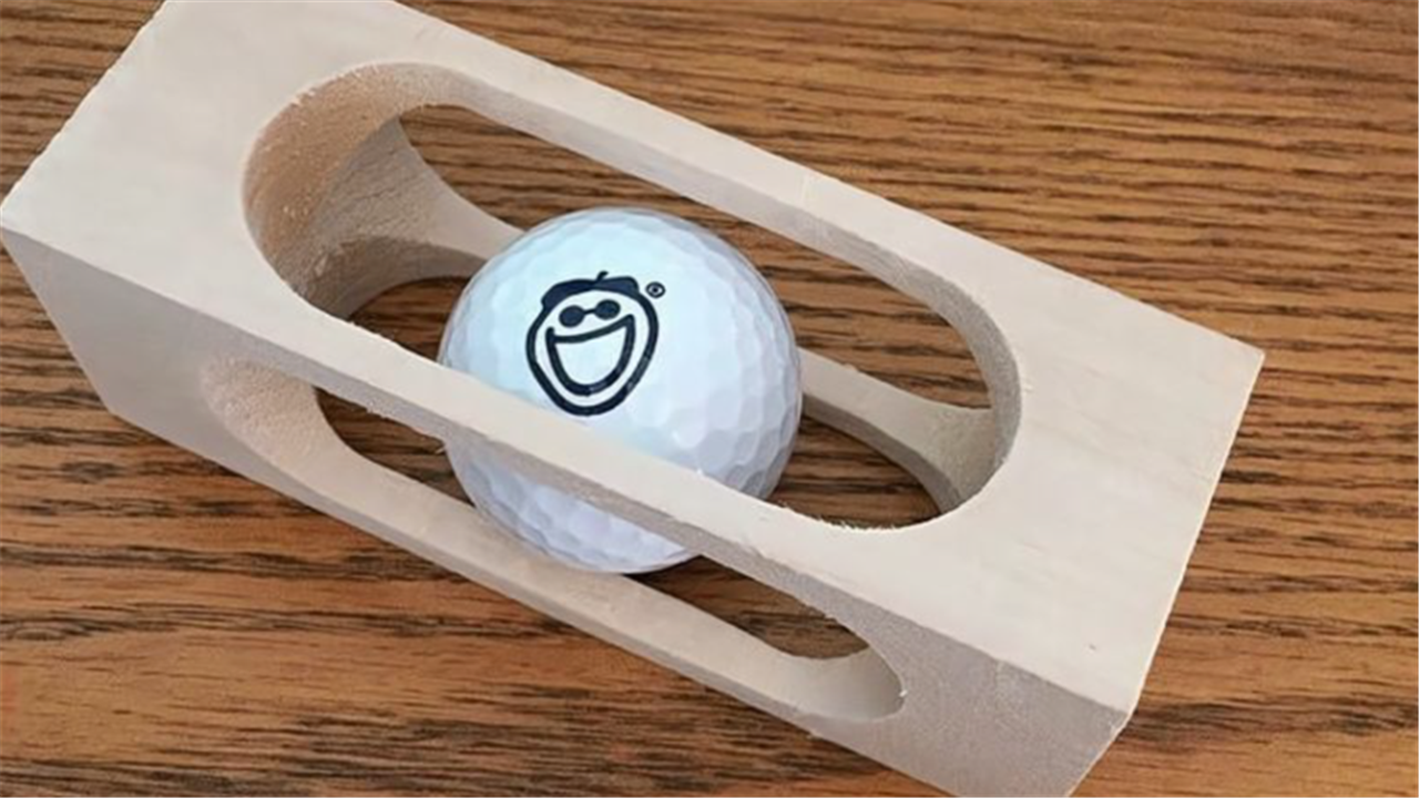 高尔夫球到底是怎么塞进去的看看老外的操作你就明白了