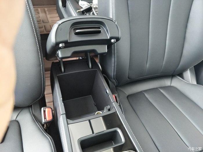 扶手箱前排的空间是真大啊第二排也是后备箱与第三排可以互换