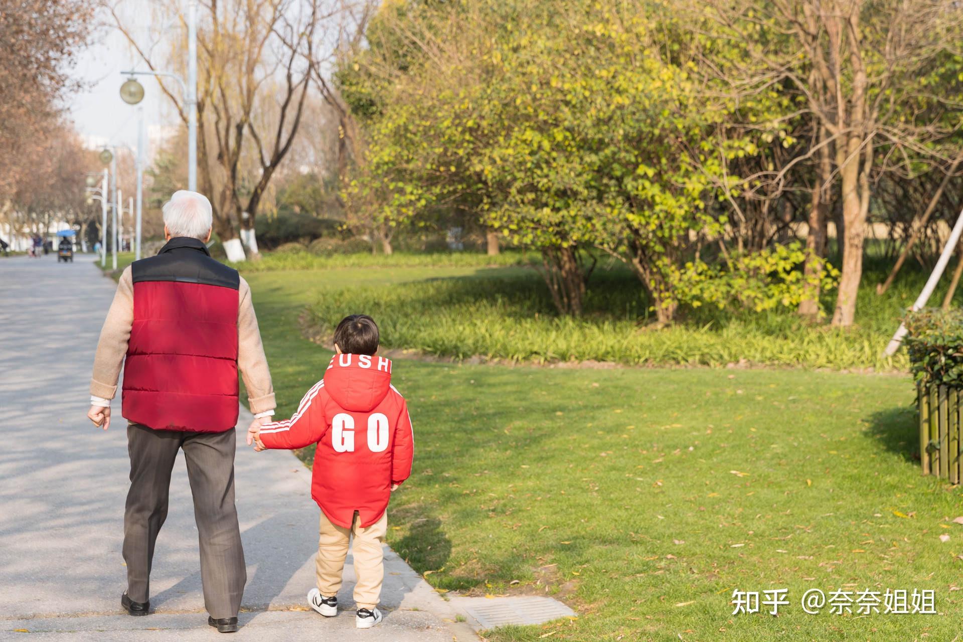 老年人带孙子孙女图片图片