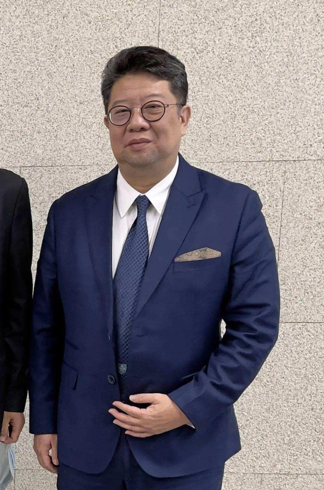 钟惟德你让他扛得起肩上的重任为何又不许他配上这盛世荣华