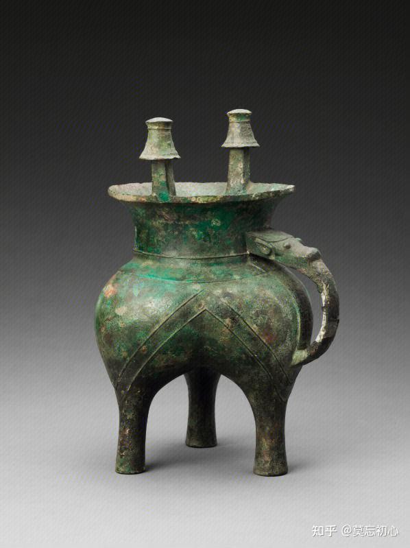 古代青铜制的酒器,圆口,三足斝(jia)父已觯古代酒器,形似尊而小,或有