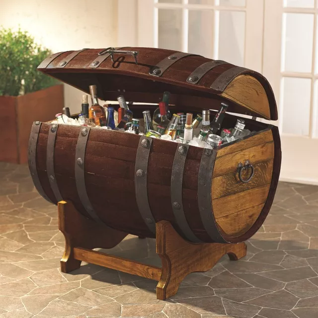 设计师手中的旧橡木桶