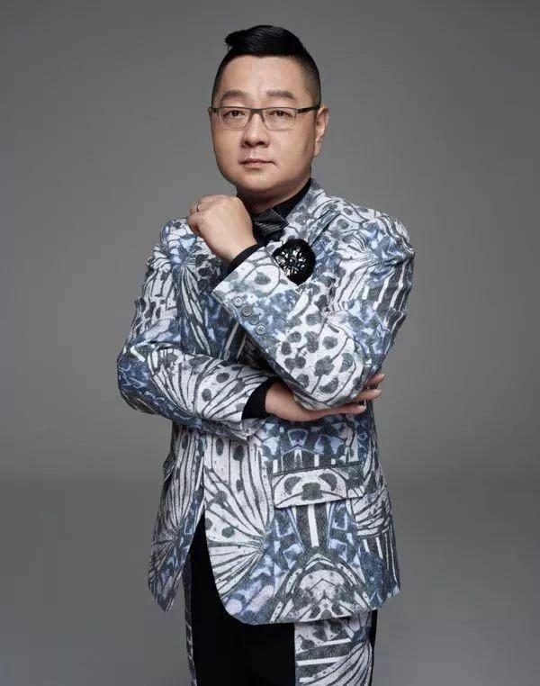 是在向《吐槽大会》《奇葩说》的印花西装爱好者张绍刚老师,马东老师