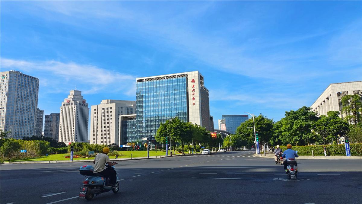 美丽吉安蓝天白云风光怡人