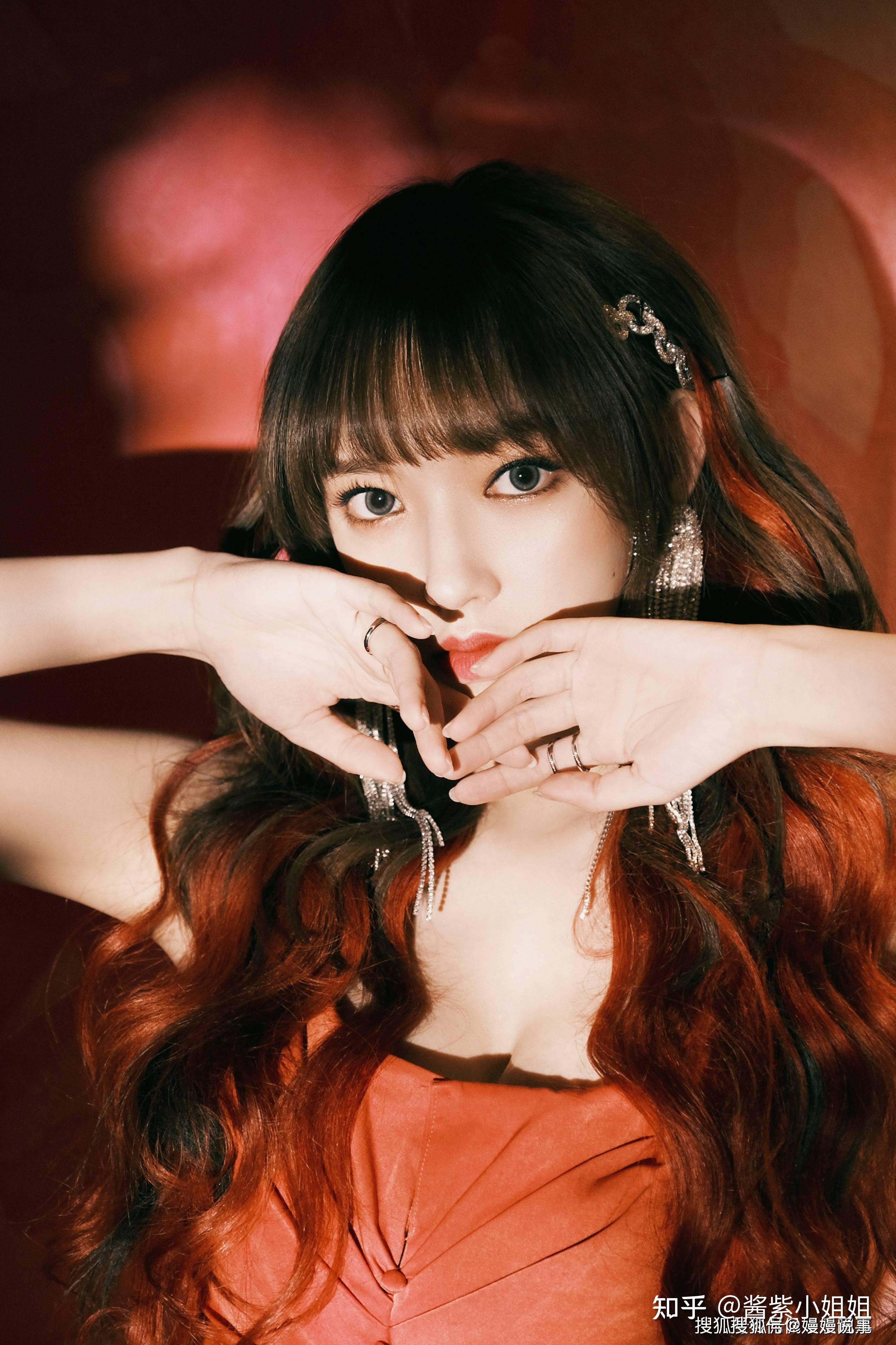 程潇,比基尼下腰线纤细,身姿曼妙