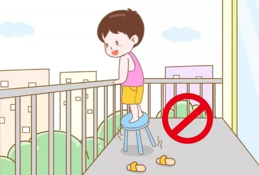 三岁宝宝意外坠楼妈妈高声大叫不准扶医生夸赞很专业