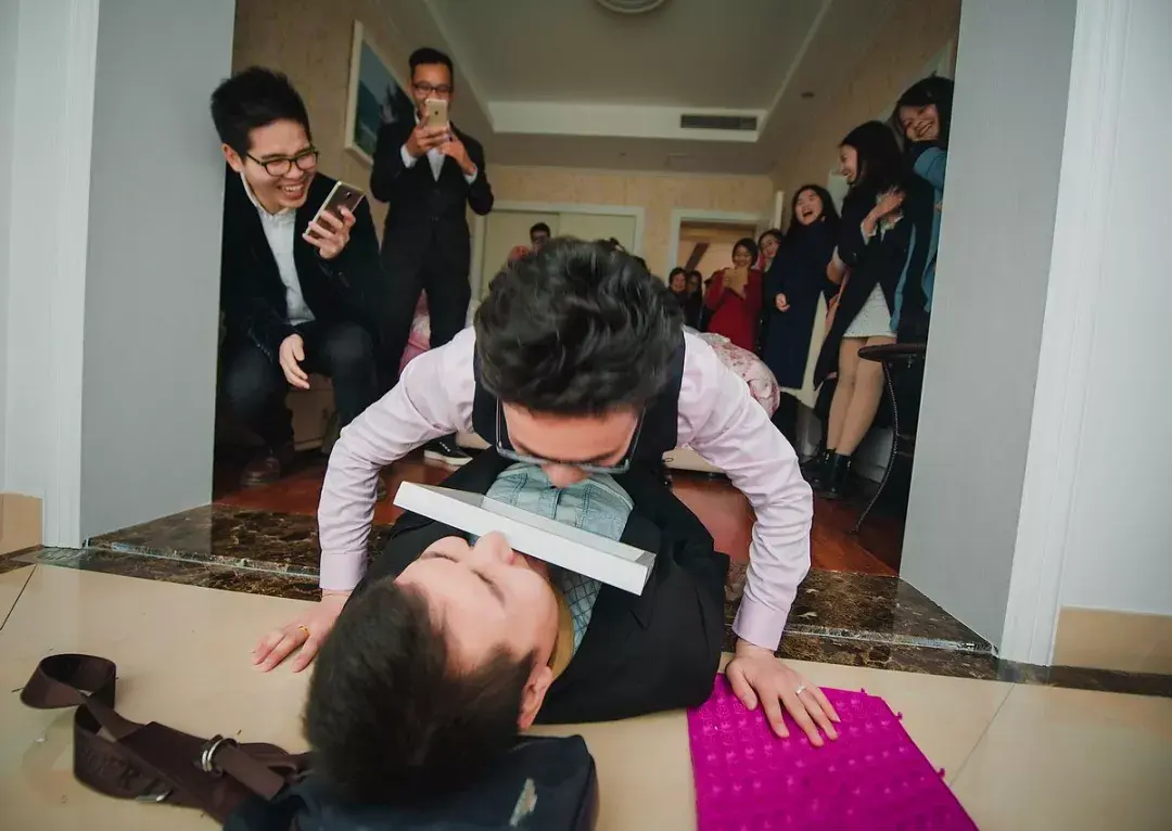 游戏道具:指压板,跳绳,新娘照片游戏规则:综艺节目经常用到指压板