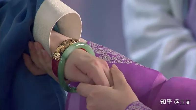 传家的象征,在电视剧中,经常可以看到,谈婚论嫁之时,母亲送给女儿手镯