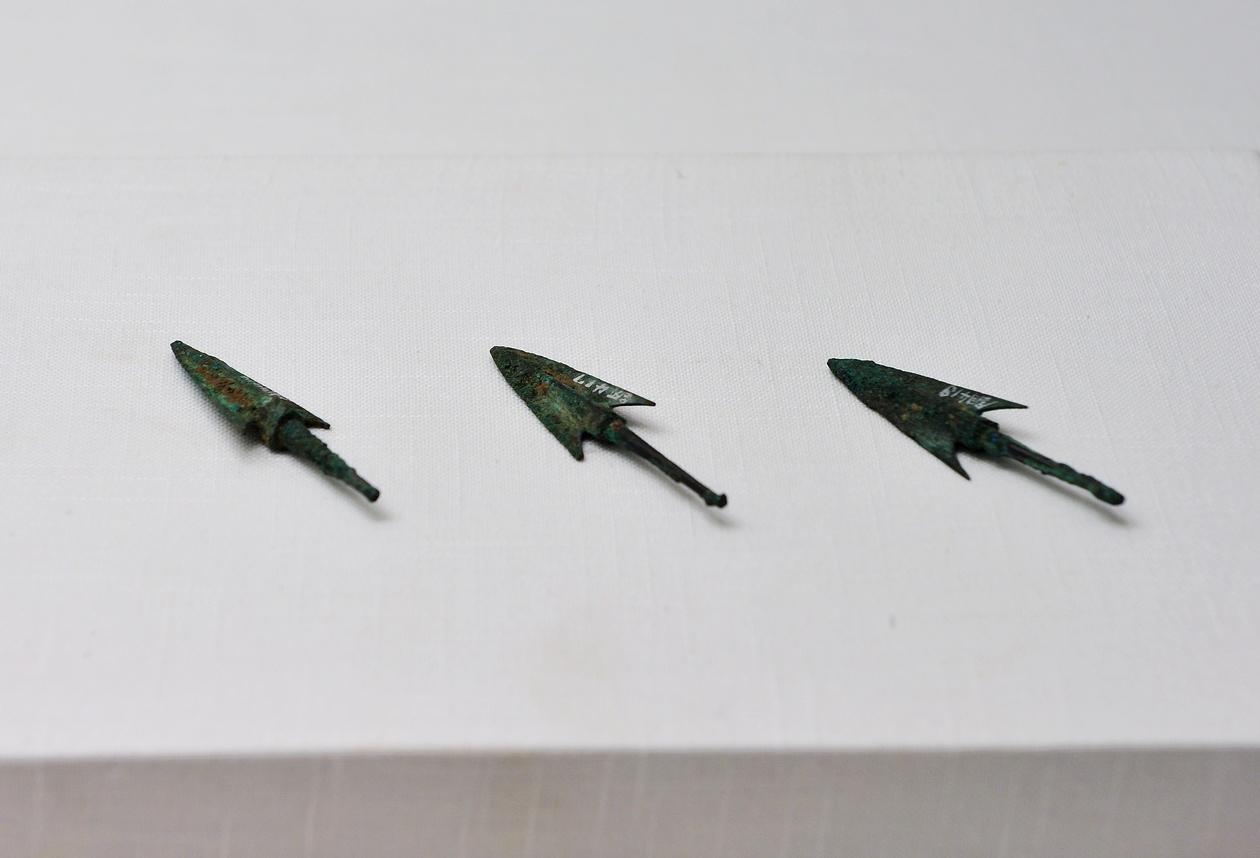 故宫藏商代青铜镞中原地区和北方出土过大量商代时期的双翼有铤镞