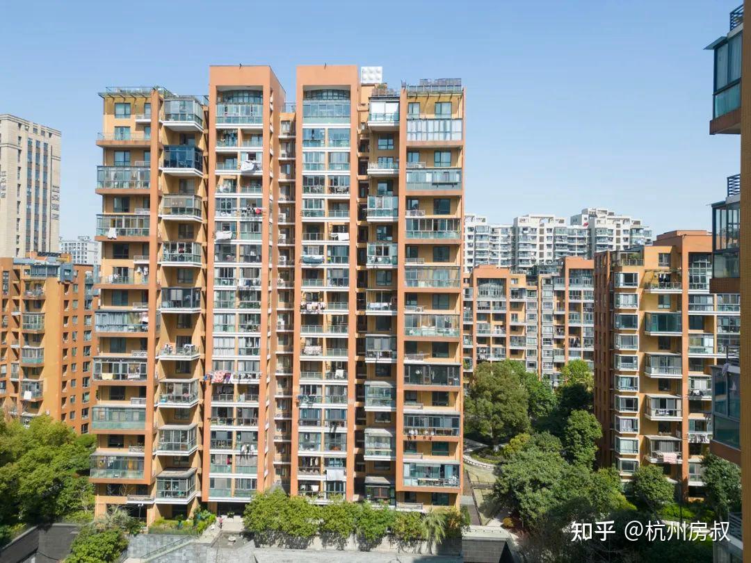 景房源在东北角,4幢3层,两侧次干道不吵,同时南向三房,采光不错,不利