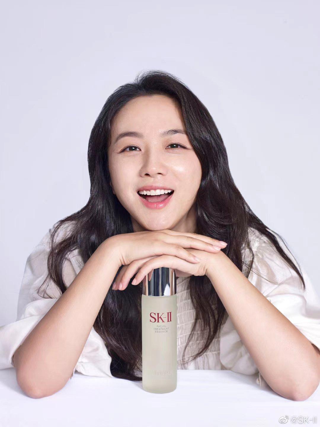 代言人,寻找着当下环境里更有热度与吸睛量的合作对象,而sk-ii却保持