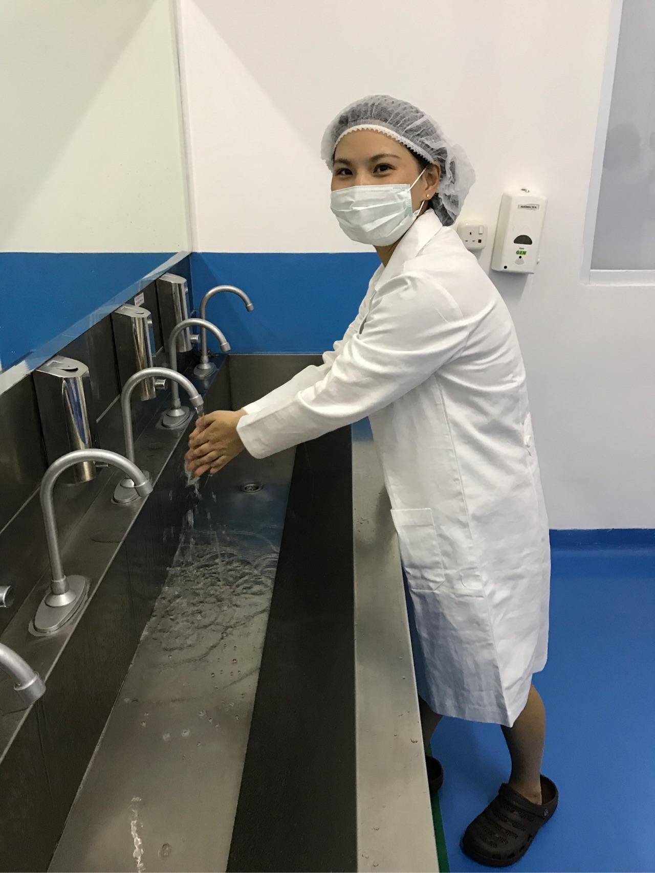 然后需要洗手消毒.这个就是全身消毒的机器了.