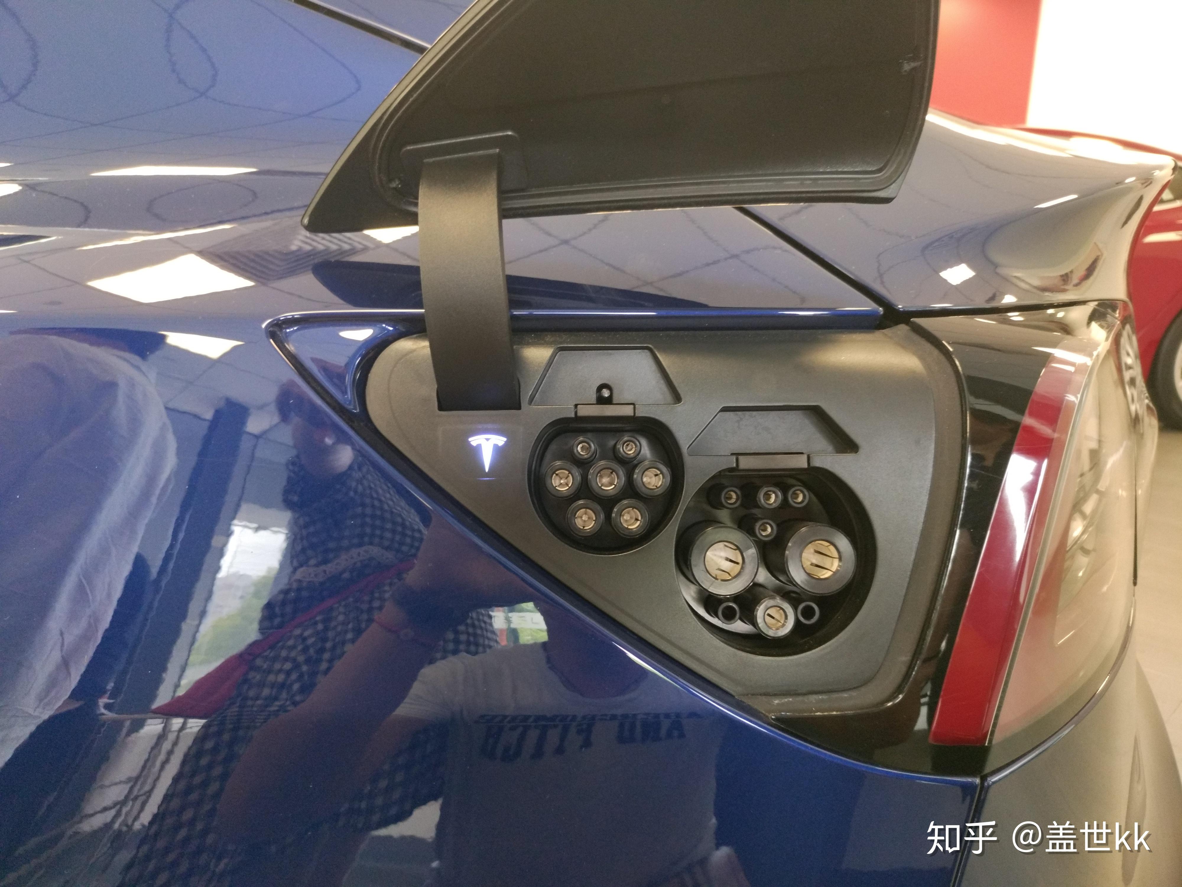 特斯拉model3充电口也是分为两个接口,通用慢充口和特斯拉超充口.