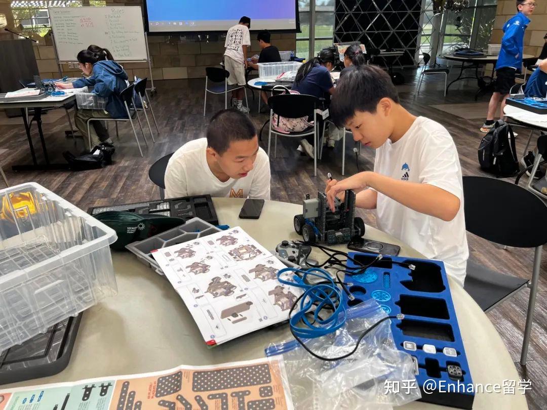 学生将设计,搭建,编程和测试自己的vex iq机器人,并在课程最后一天