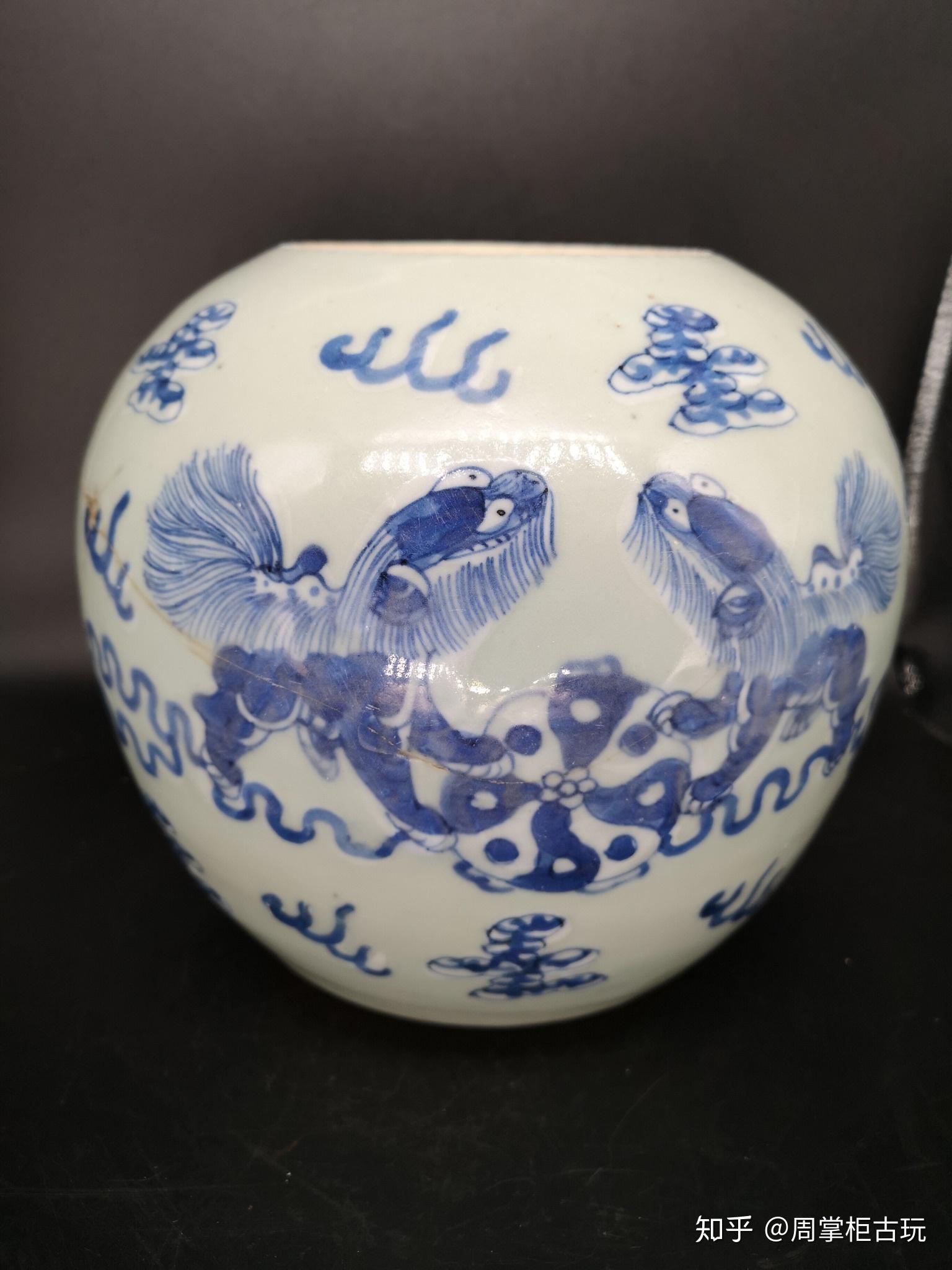 清嘉道狮子滚绣球青花罐