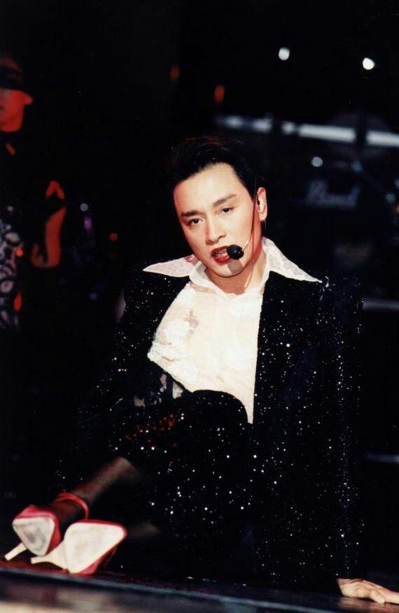 荣亲们有没有97红哥哥张国荣的动图或图片