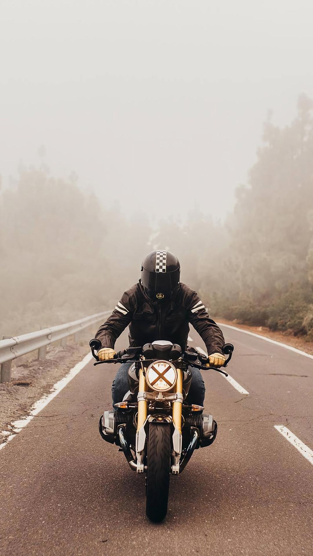 骑摩托车的人物高清壁纸-千叶网