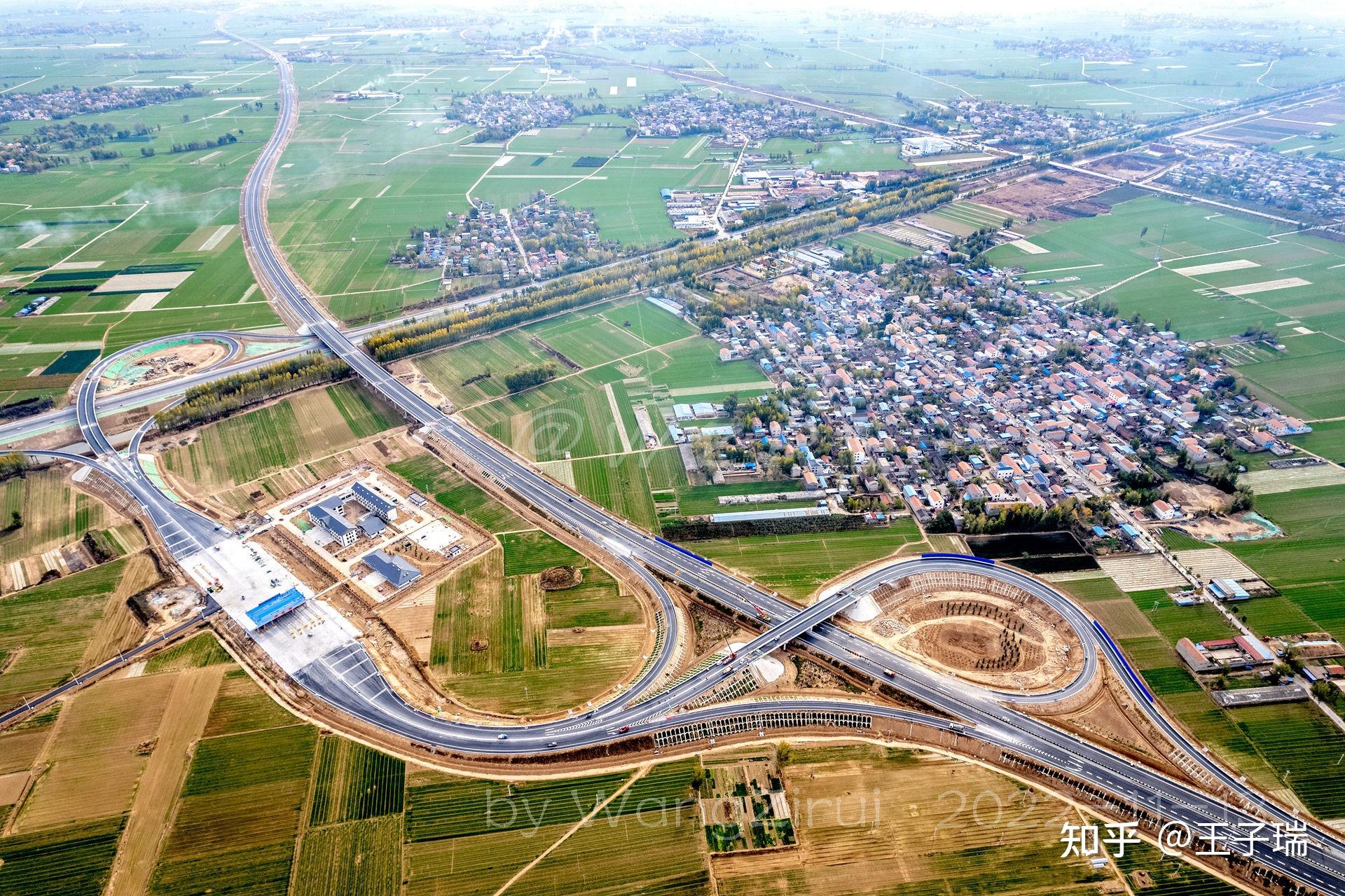 继续西行至王庄镇冯郎柳村北上跨国道g230 和大功河,设置滑县南互通