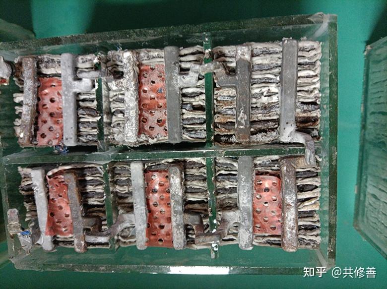 充电电化学极化是在充电时电池极板活性物质钝化所引起的.