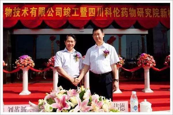 刘革新与王晶翼(右)据说,在听完王晶翼的16张ppt讲解后,刘革新制定