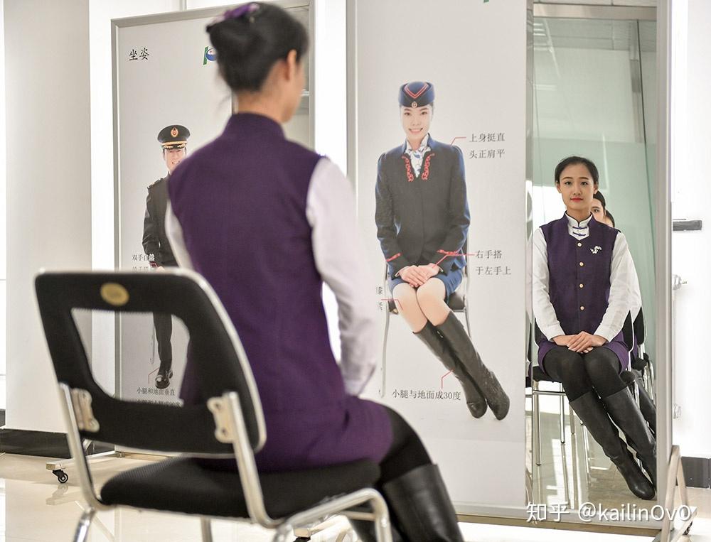 兰州轨道学校为你科普高铁乘务员的正确坐姿