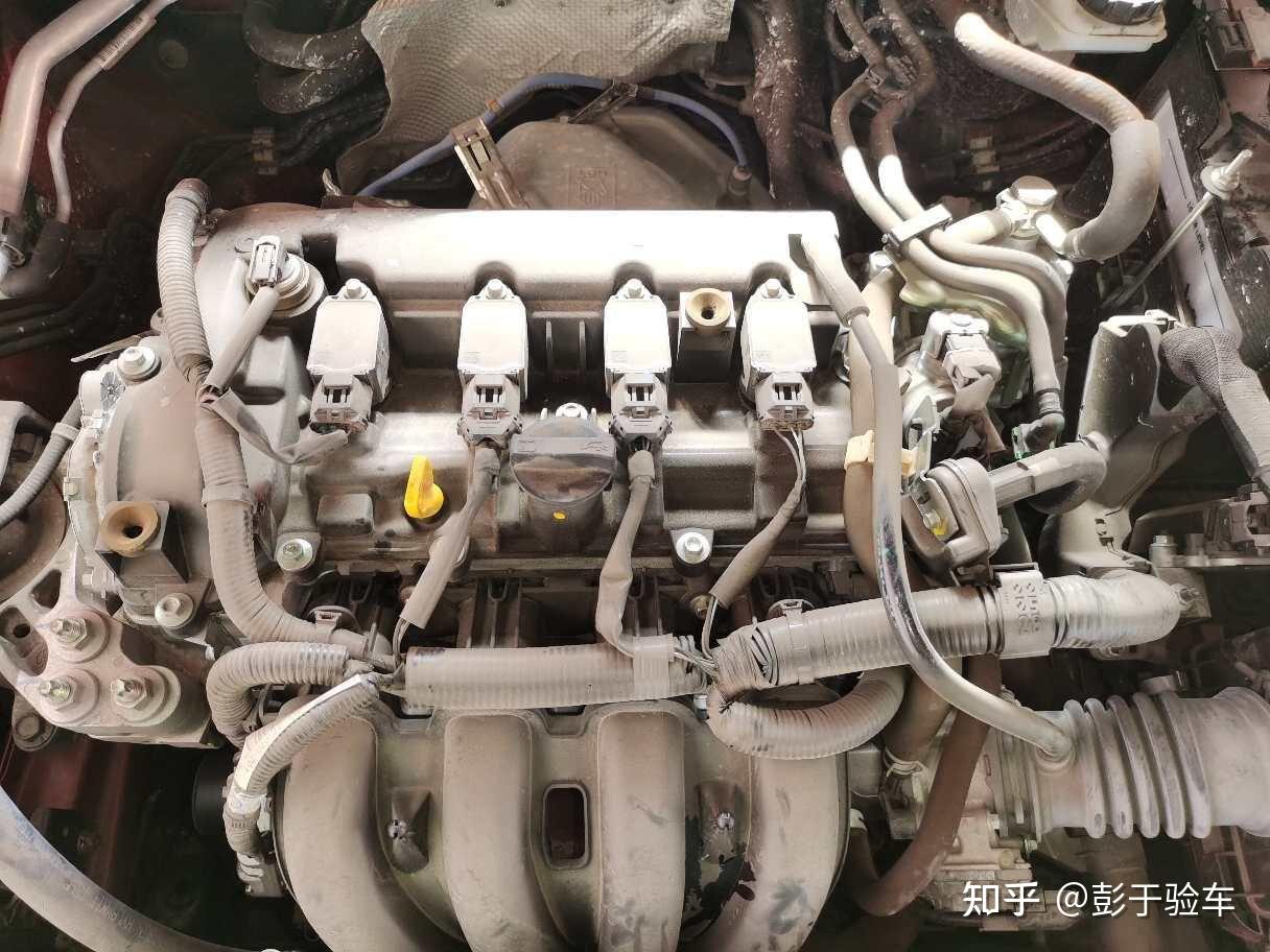 接着我们看到发动机舱部分,发动机表面无明显渗漏,发动机线束,防火墙