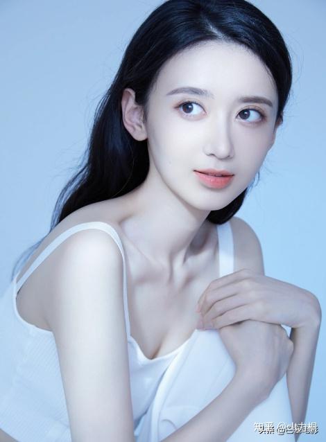 首先,被锤的出轨对象徐梓钧毕业于北京电影学院,据传是关晓彤的同学