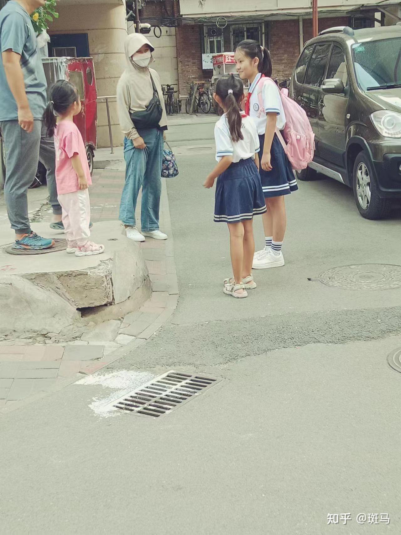 这一周拍到的光脚女生 - 知乎