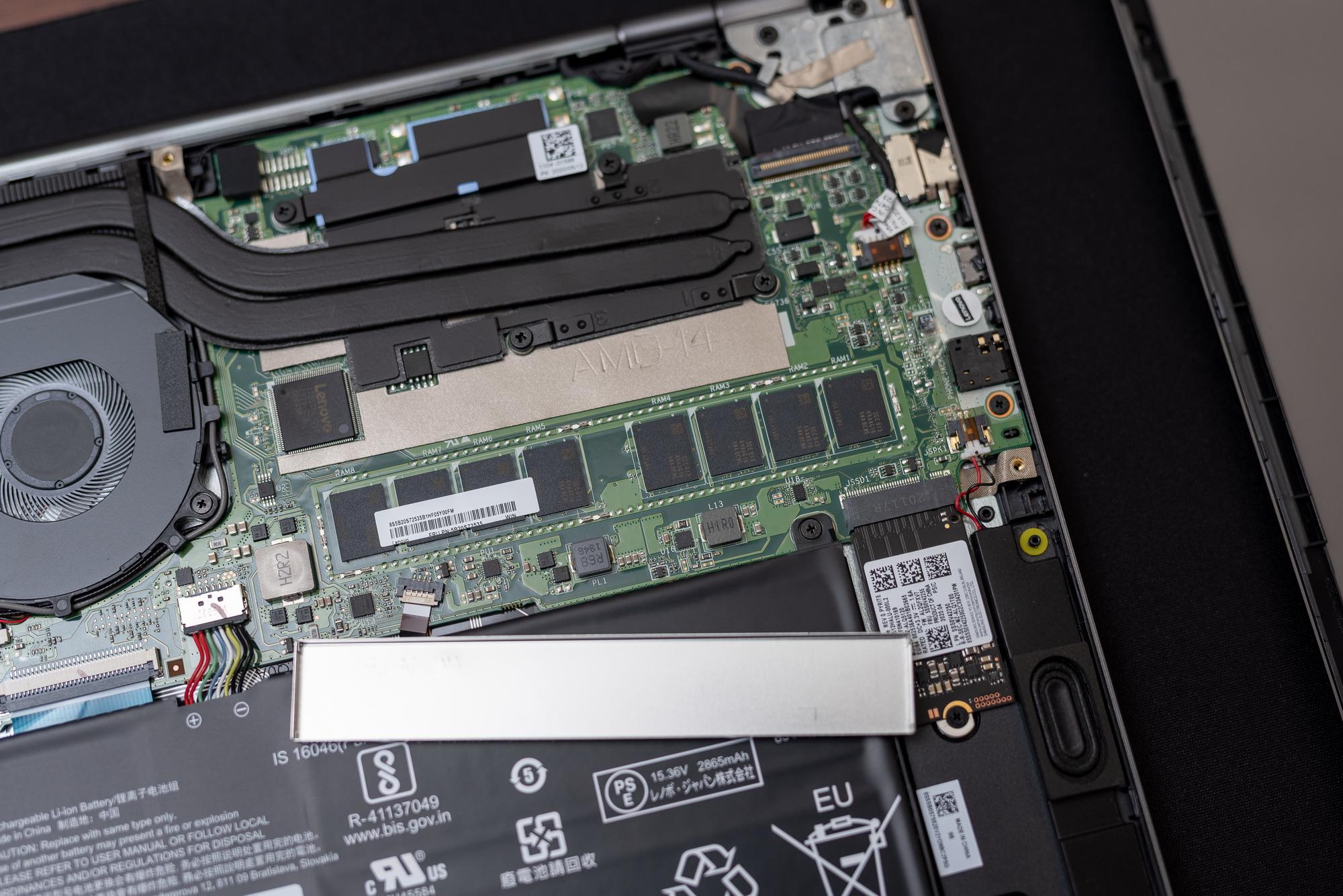 联想s550拆机不难,依旧是底部几颗固定螺丝卸掉即可,不过底盖跟边框