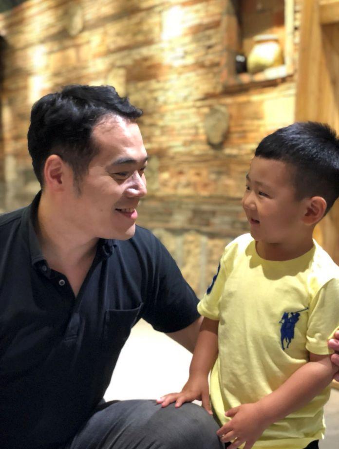 阿哲小朋友天天听常爸app的内容,看到我又搂又亲,完全没把自己当外人