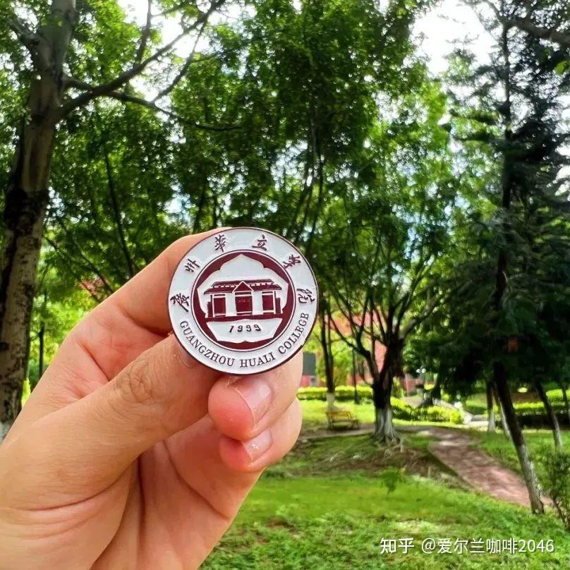 外观端庄大气,江门校区的校门跃然纸上打开礼盒的瞬间也象征着学子