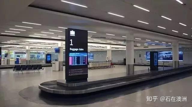 入境手续办好后,跟着baggage claim的牌子走,前往行李提取区;在大屏幕