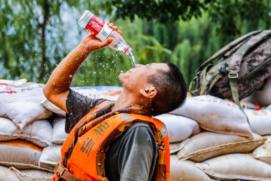 你尽管开心地奔跑成长解放军叔叔守护你的梦想精彩推荐2名精武女兵