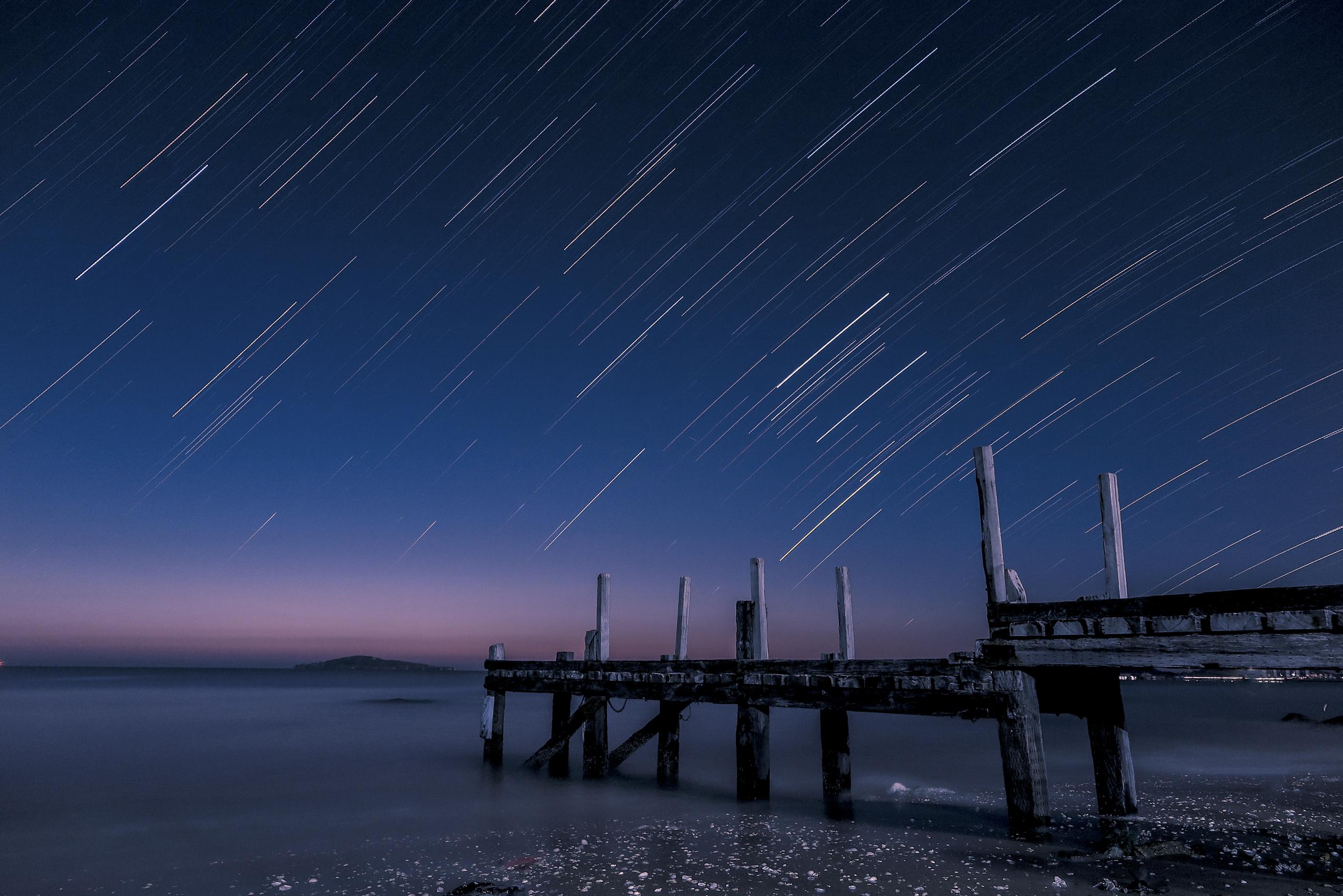 《星夜》,其实就是梵高夜不成寐,成夜仰望星空,感受到星空的旋转之后