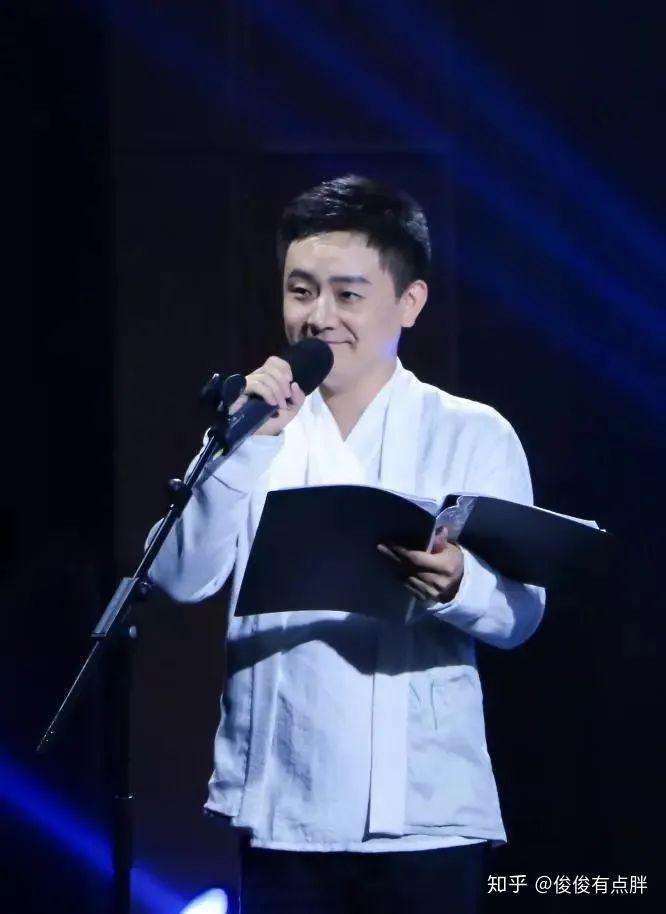 张杰进入配音状态很快,他在慕容沣的激情冲动,温实初的痛苦挣扎与龙幽