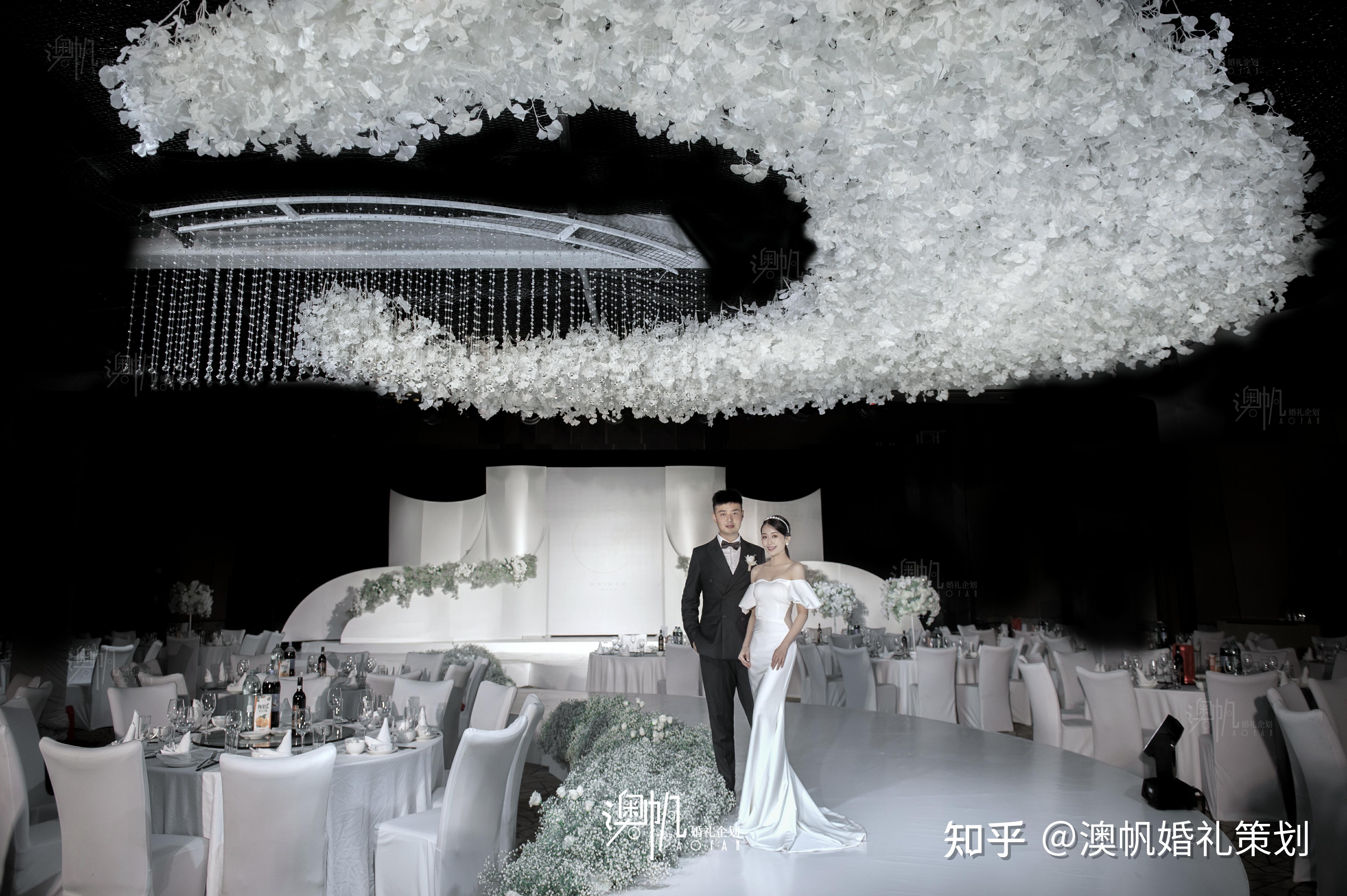 如果你不喜欢传统的中式婚礼和西式婚礼，那就来看看这场白色极简秀场风的婚礼，高级感满满的现场！ - 知乎