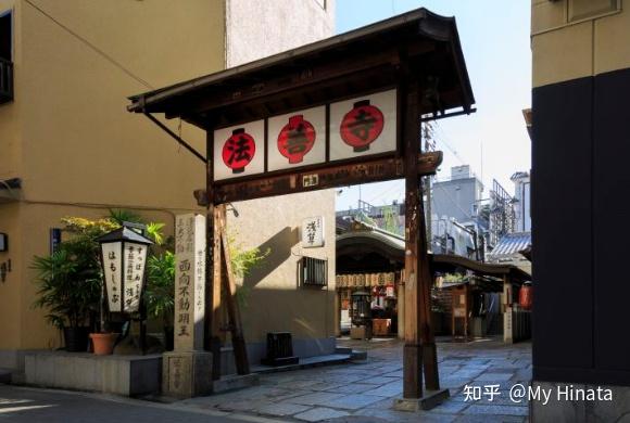 在热闹喧嚣的大阪难波,有一座古寺却静静地隐匿其中,这就是法善寺.