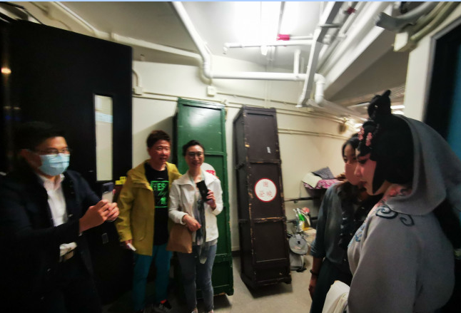 懒王影视综 名媛 李秋元和谢晓莹演出,获霍启刚,郭晶晶和尹光等到场