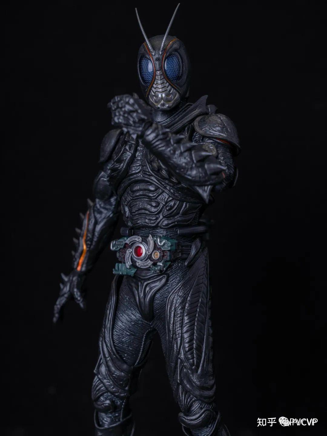 铁牛的)今年hottoys的会场直接发布1/6比例的假面骑士blacksun