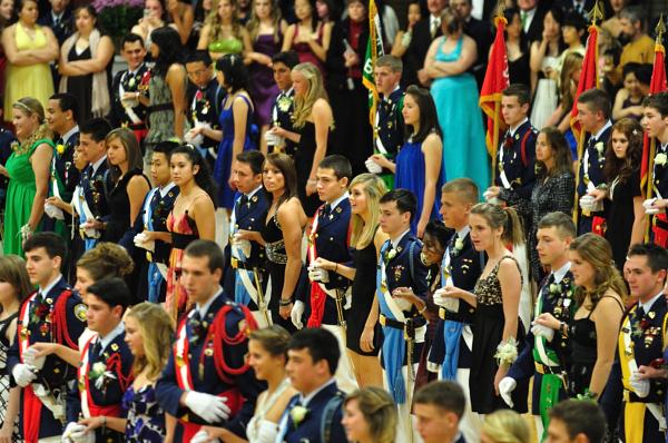 美国高中生参加毕业舞会都怎么穿?