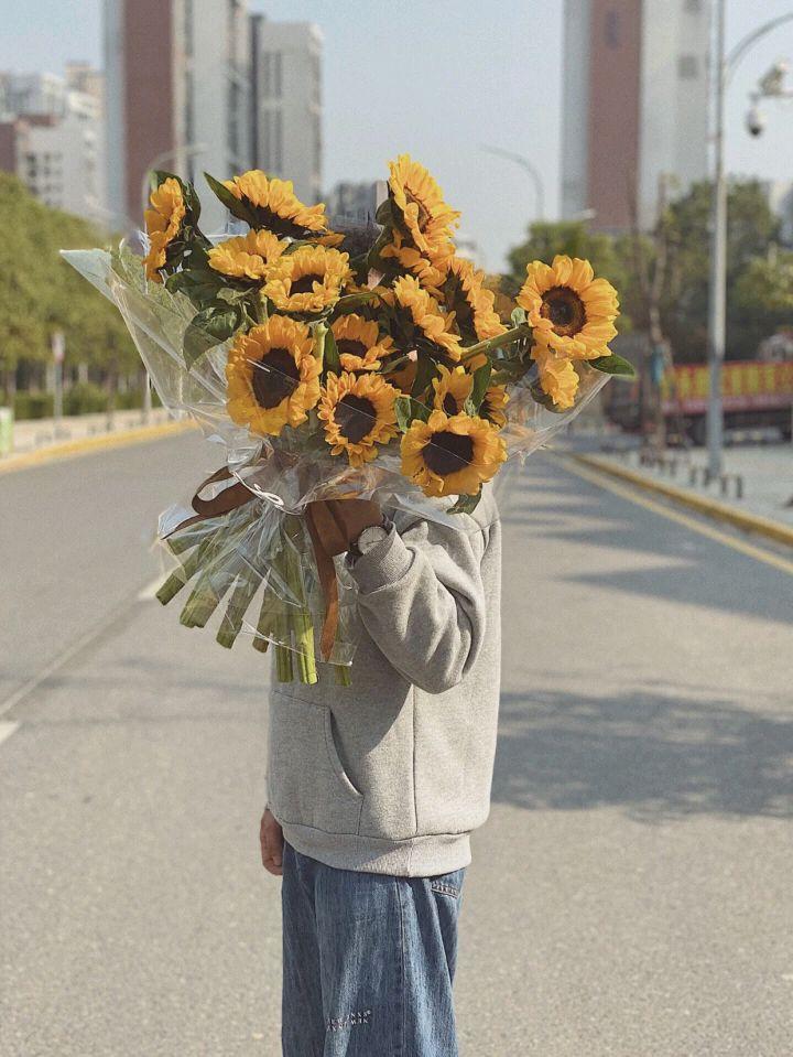 有一张图是一个男生拿着手捧花只有手臂和花在照片里有人知道吗