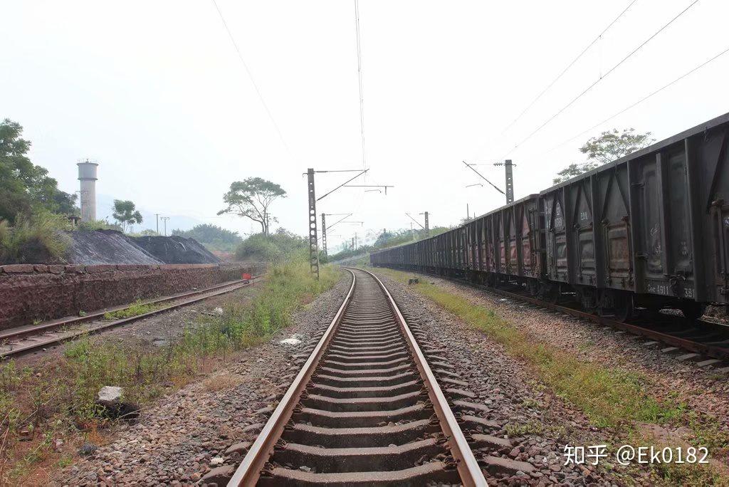 从大坑口一路到今乌石站南咽喉又再向西北分出规避丘陵并设乌石站