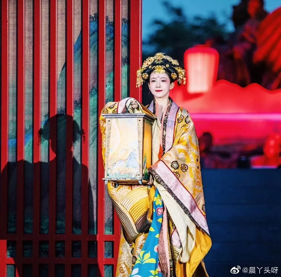 实景舞台剧《再回长安》剧照爆红之后,皮卡晨依旧过着这样的生活.