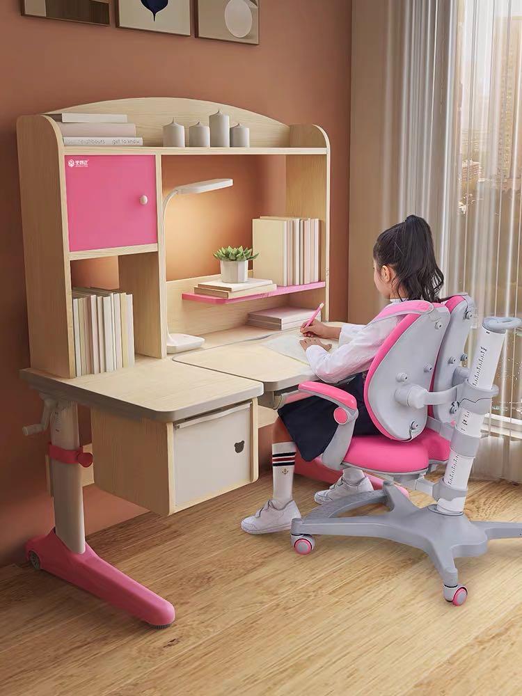 就会双脚悬空,只有不断地变换坐姿才能适应桌椅的高度,学习时间久了