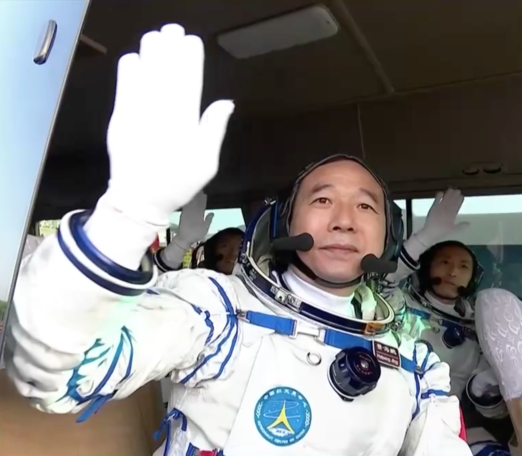 航天员景海鹏飞行时长突破60天神十六乘组正在展开科学研究之旅