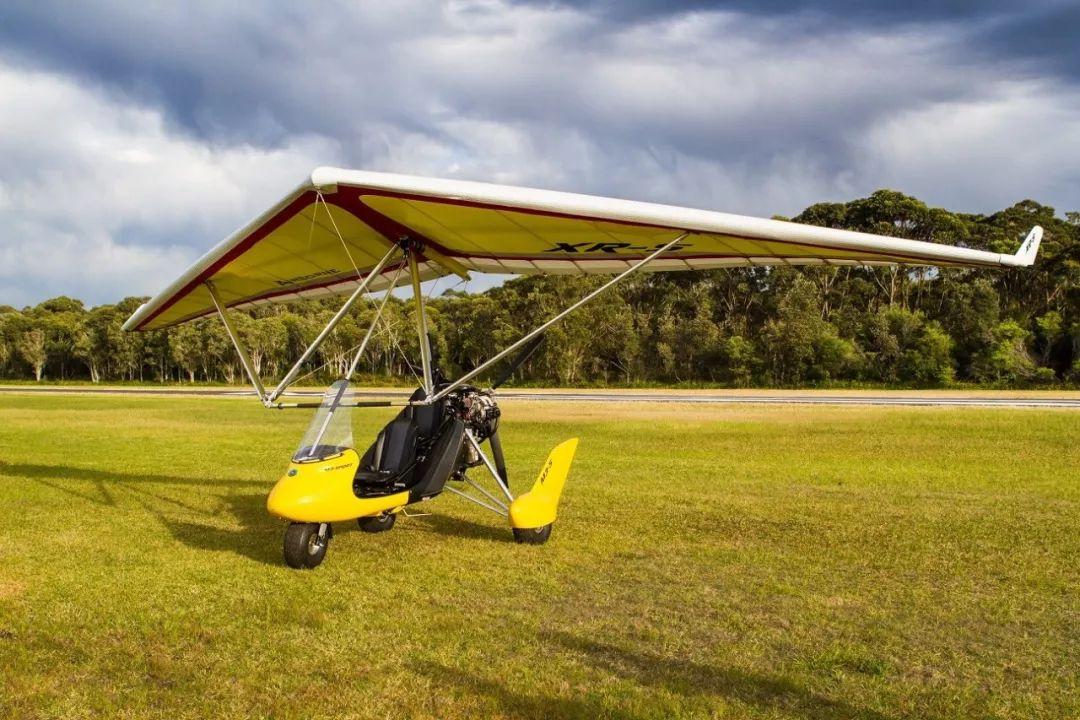 02作为一种配备发动机的悬挂滑翔飞机,它的最大飞行高度可达5000多米