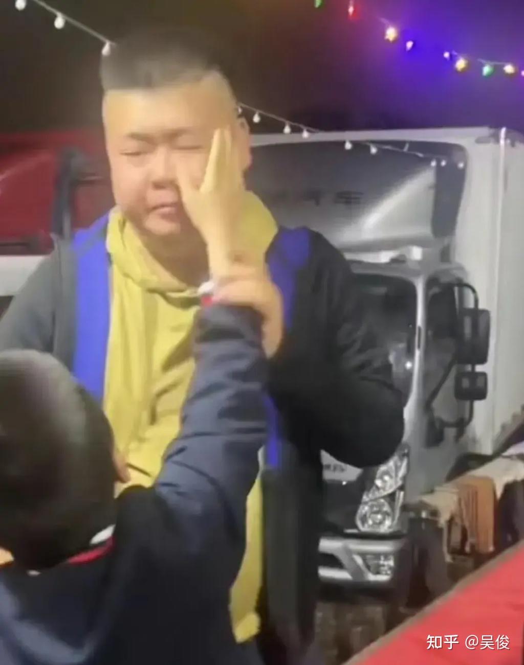 儿子玩游戏充值几万父亲狂扇自己耳光扬言和游戏公司干到底