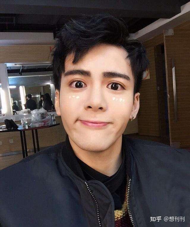 初见帅气逼人再见看完想撞门第一眼帅哥太坑人丑到我眼睛了